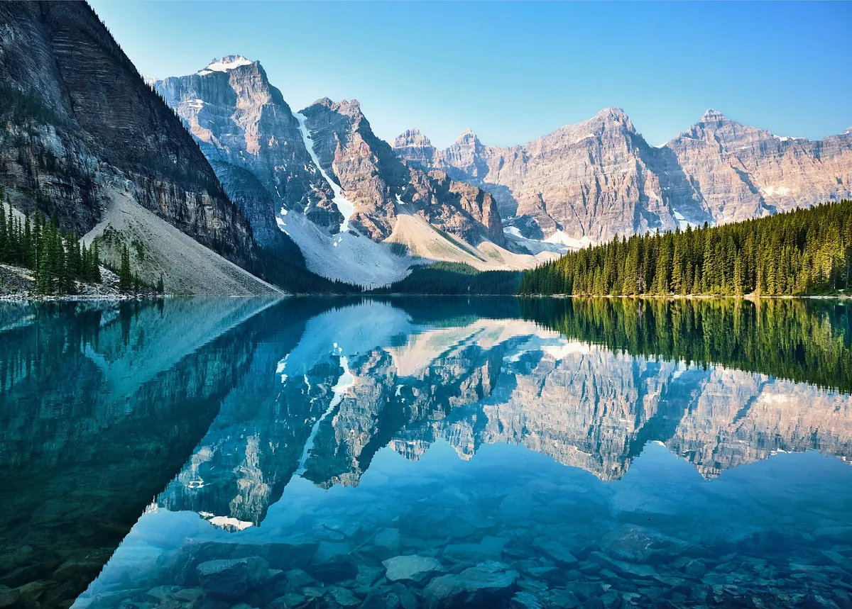 Turquoise mountain lake with peaks in the Canadian Rockies